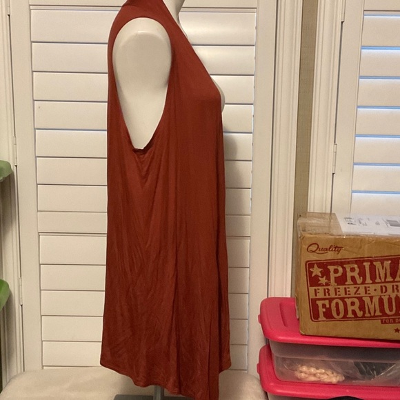 Active USA Rust Sleeveless Cardigan - Picture 2 of 7